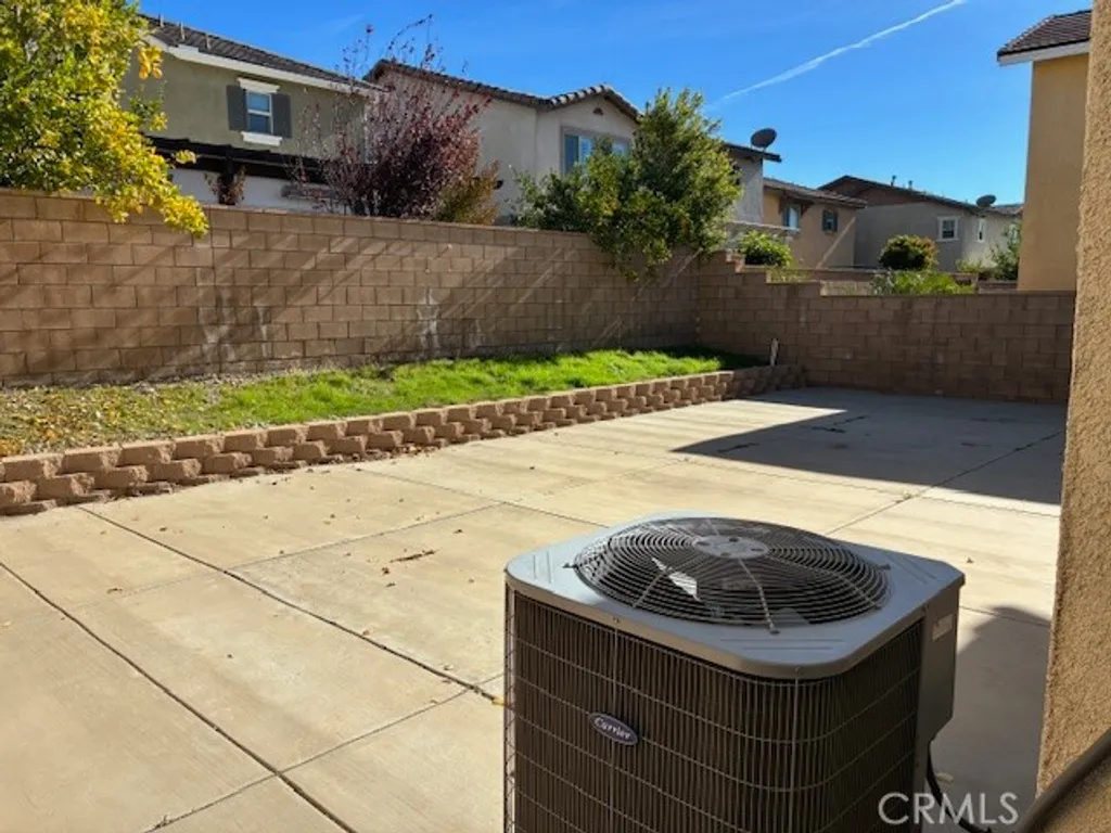 7013 Bella Strada Dr, Fontana, CA 92336