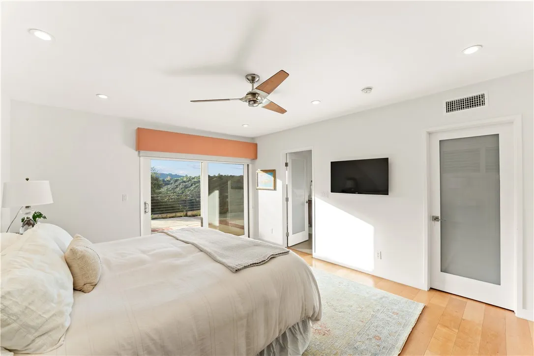 Additional image 46 of 23722 Summit Dr, Calabasas, CA 91302