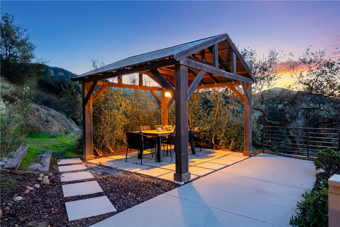 Additional image 54 of 23722 Summit Dr, Calabasas, CA 91302