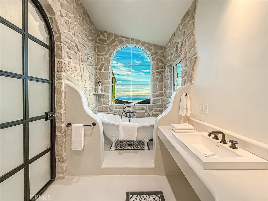 Additional image 138 of 33239 Mulholland Highway, Malibu, CA 90265