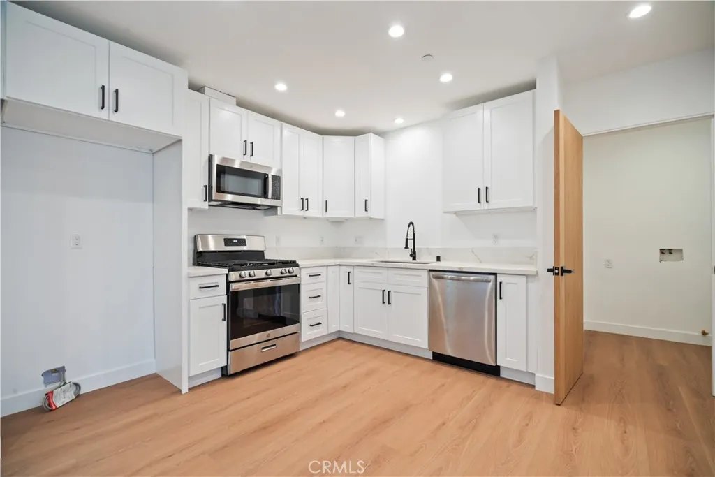 Additional image 88 of 6935 Jellico Avenue, Lake Balboa, CA 91406