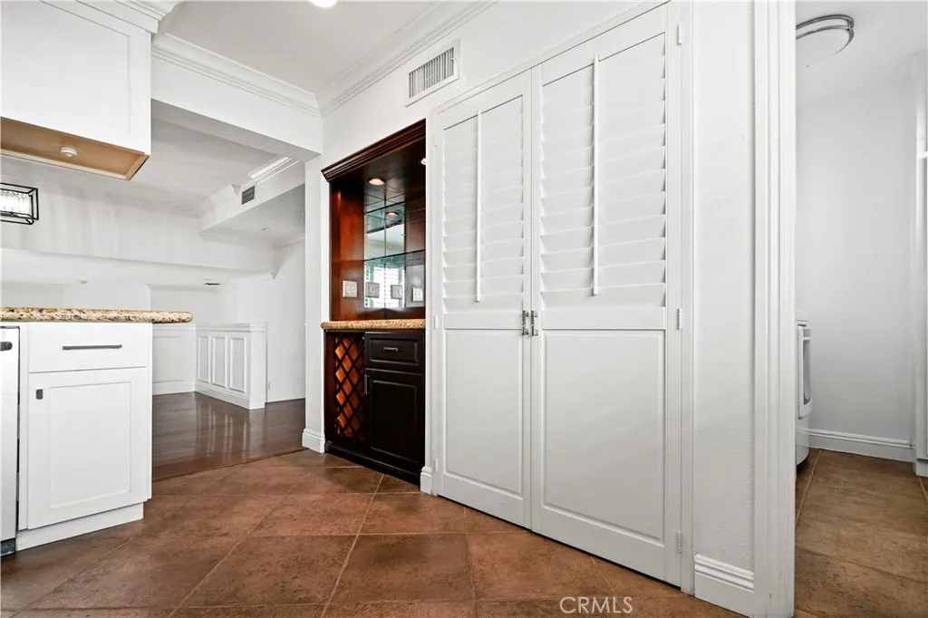 Additional image 10 of 18409 Collins Street Unit D, Tarzana, CA 91356