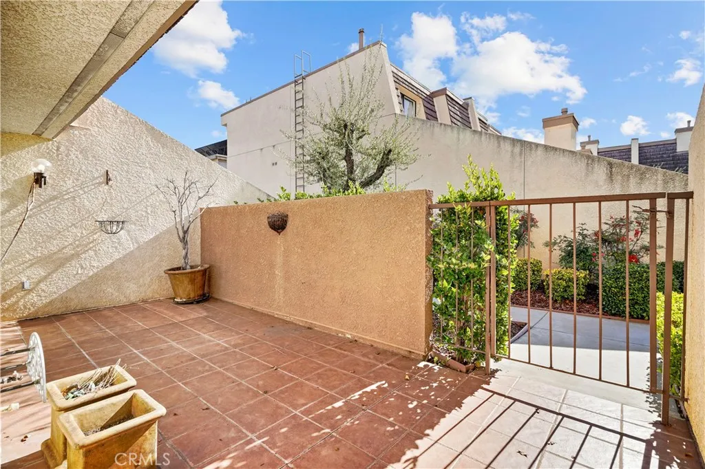 Additional image 4 of 18409 Collins Street Unit D, Tarzana, CA 91356