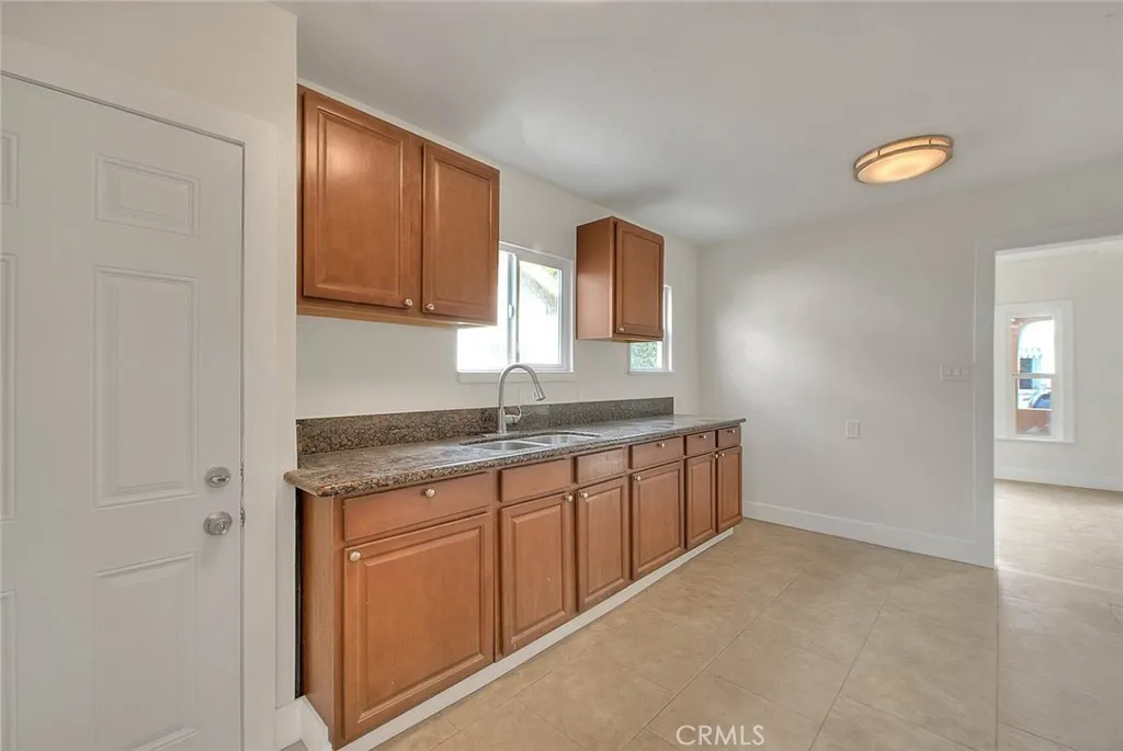 Additional image 116 of 547 W 106th St, Los Angeles, CA 90044