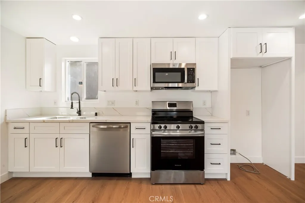 Additional image 120 of 6935 Jellico Avenue, Lake Balboa, CA 91406