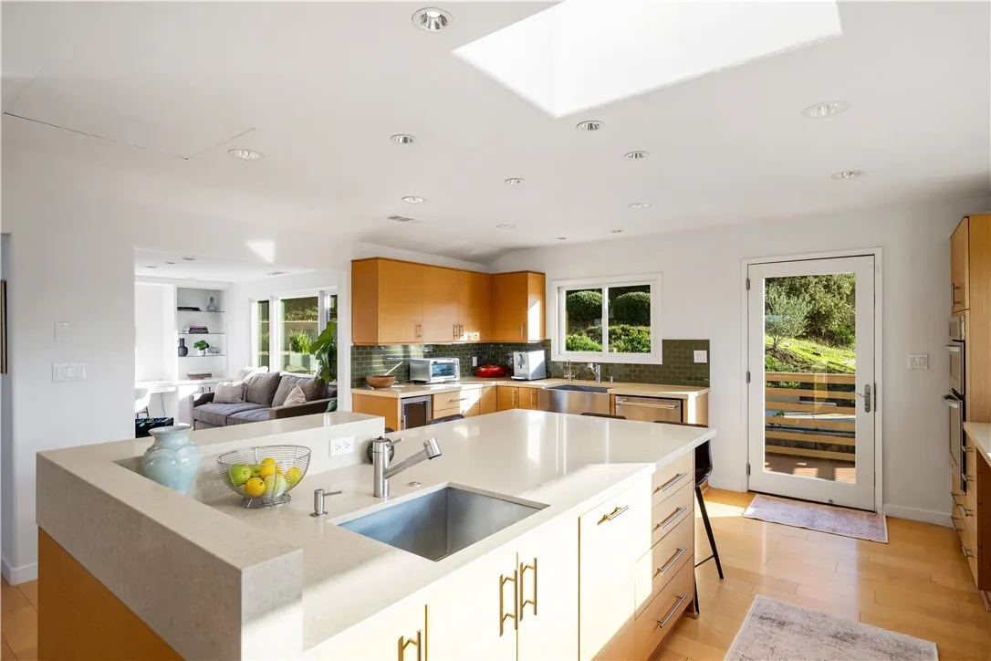 Additional image 40 of 23722 Summit Dr, Calabasas, CA 91302