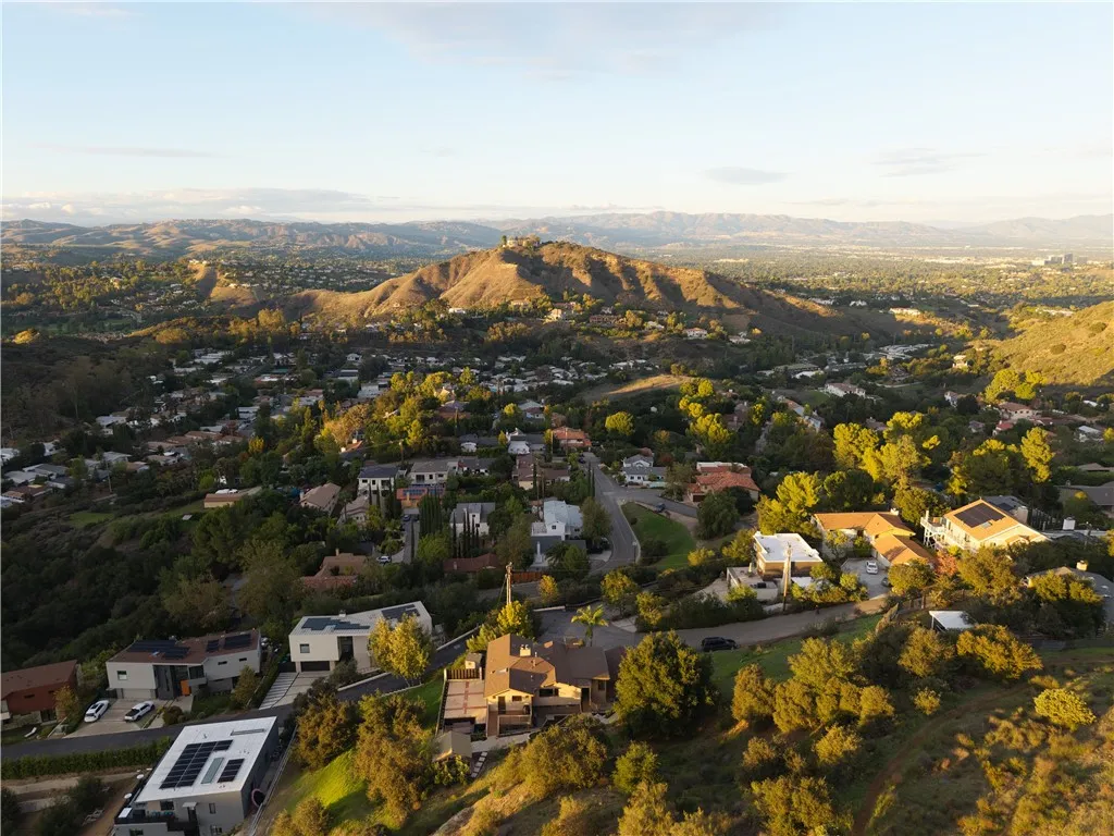 Additional image 57 of 23722 Summit Dr, Calabasas, CA 91302
