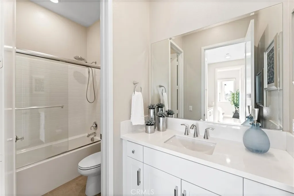 Additional image 90 of 419 Transport, Tustin, CA 92782