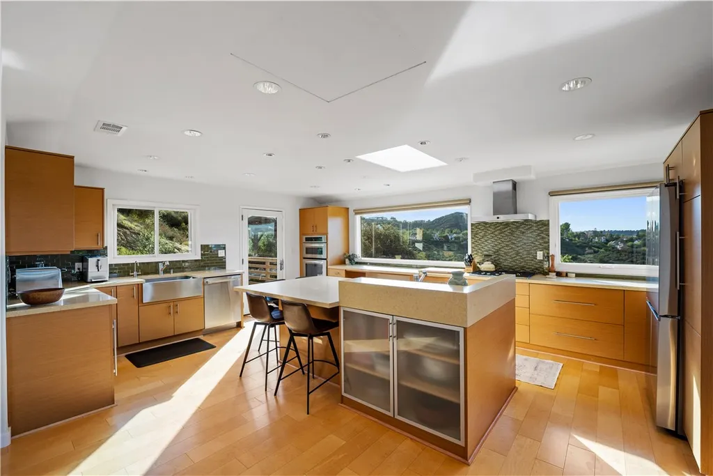 Additional image 13 of 23722 Summit Dr, Calabasas, CA 91302