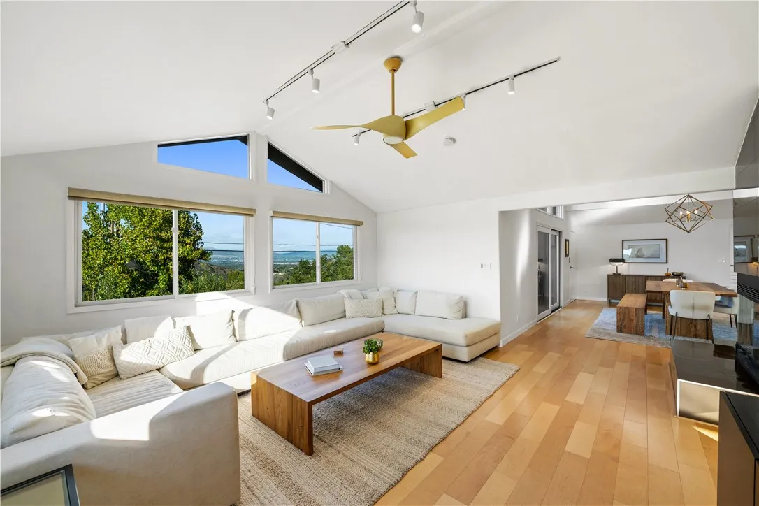 Additional image 36 of 23722 Summit Dr, Calabasas, CA 91302