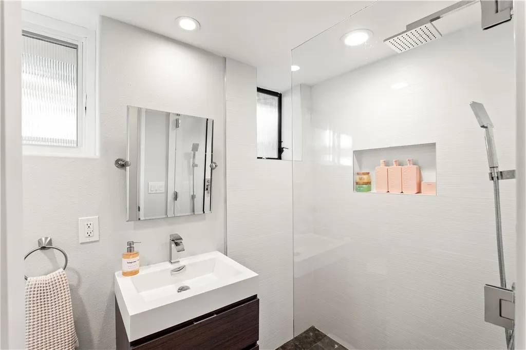 Additional image 22 of 23722 Summit Dr, Calabasas, CA 91302