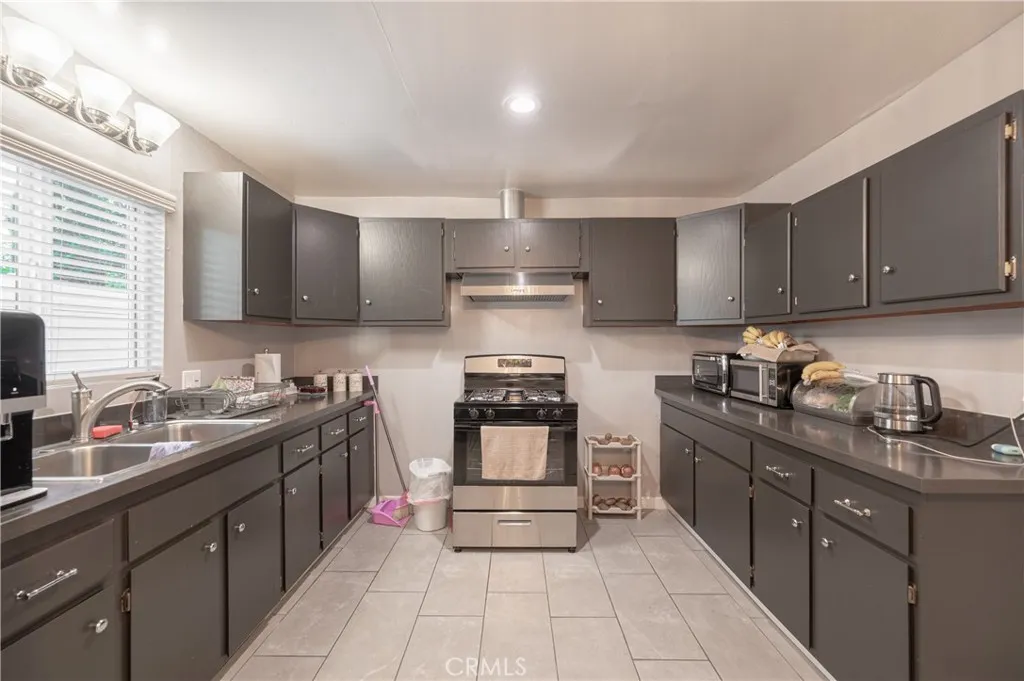 Additional image 16 of 16038 Hartland Street, Van Nuys, CA 91406