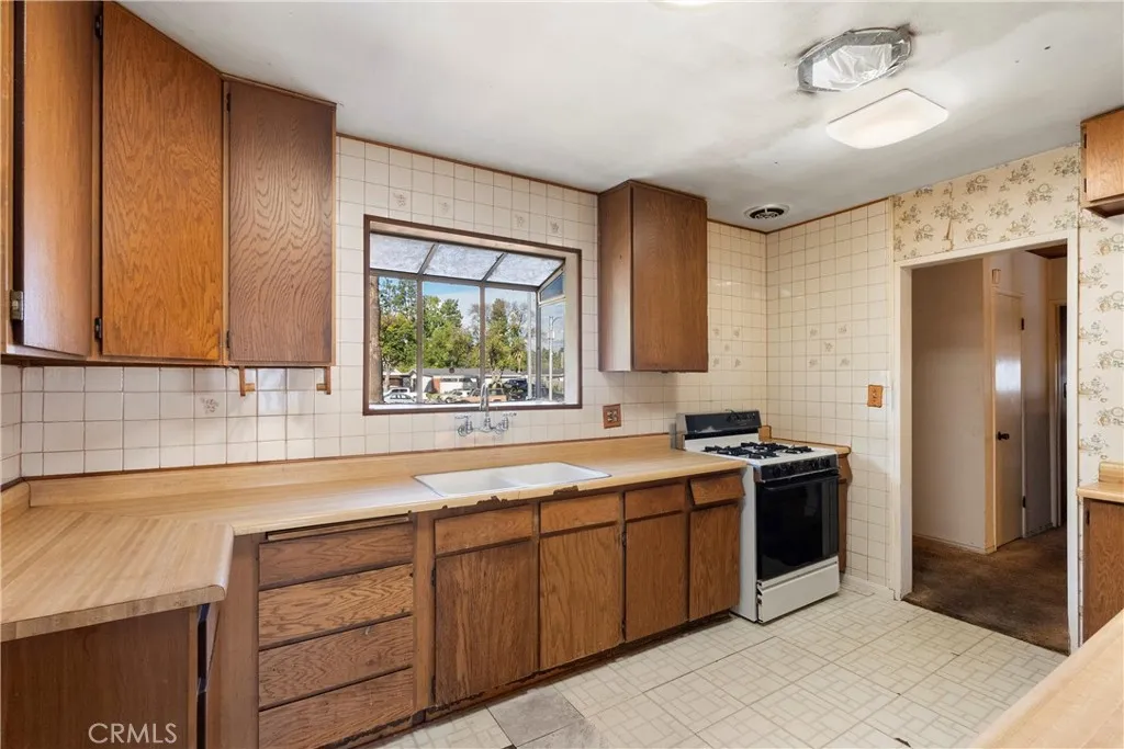 Additional image 55 of 18928 Victory Boulevard, Tarzana, CA 91335