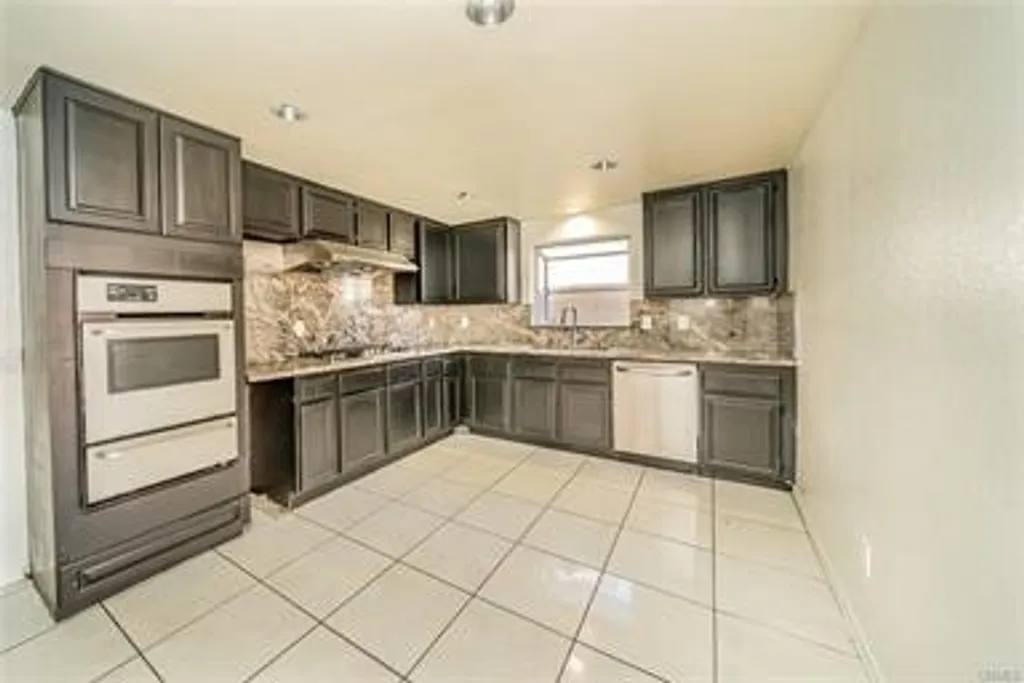 Additional image 3 of 11327 Oakwood Dr, Fontana, CA 92337