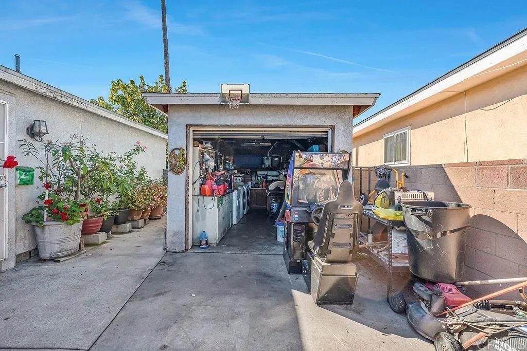 Additional image 25 of 927 S Eucalyptus Ave, Inglewood, CA 90301