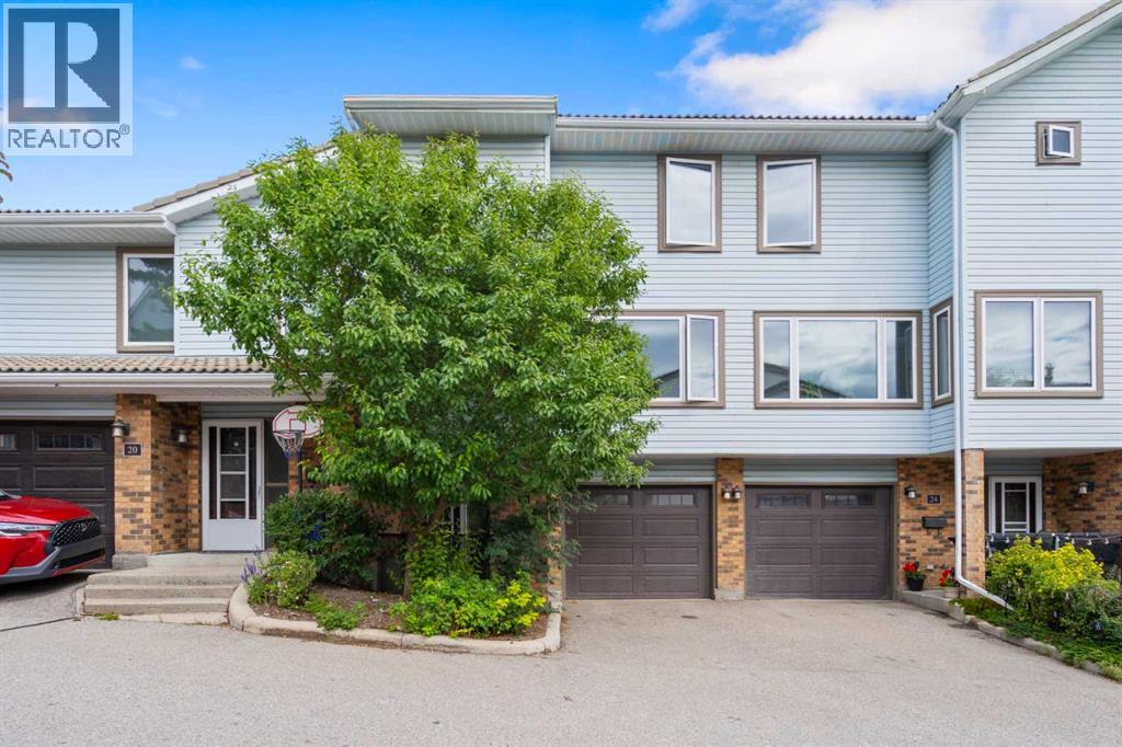22 Coachway Gardens SW|Calgary, Alberta T3H2V9