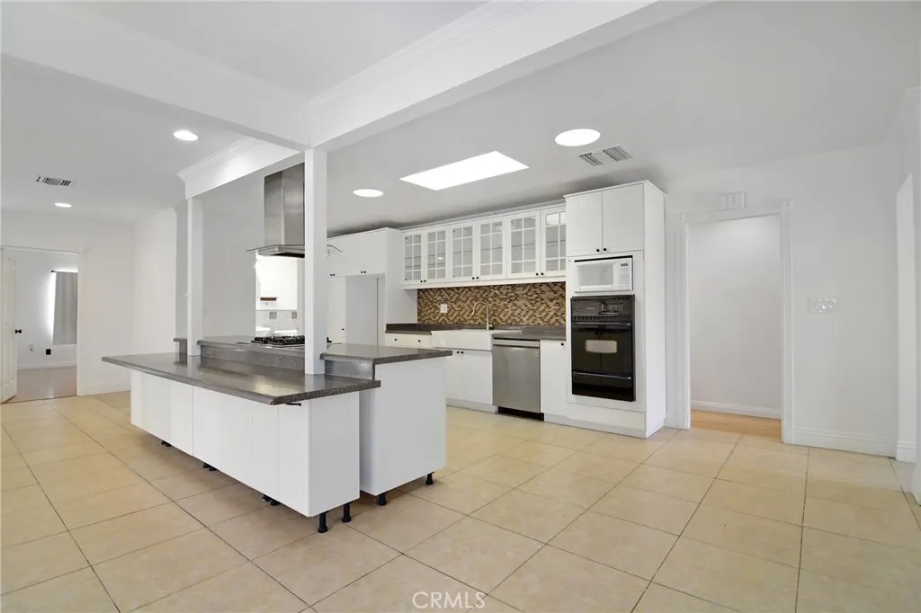 Additional image 34 of 19324 Victory Boulevard, Reseda, CA 91335