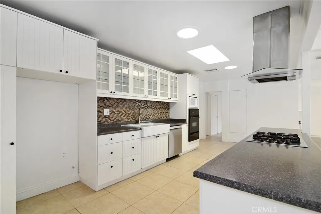 Additional image 9 of 19324 Victory Boulevard, Reseda, CA 91335