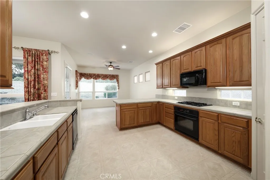 Additional image 41 of 10014 Brigadoon Rose St, Bakersfield, CA 93311