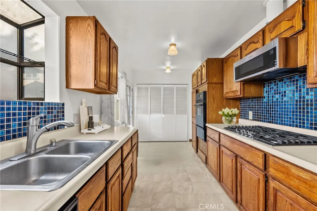 Additional image 8 of 16731 Victory Boulevard, Van Nuys, CA 91406