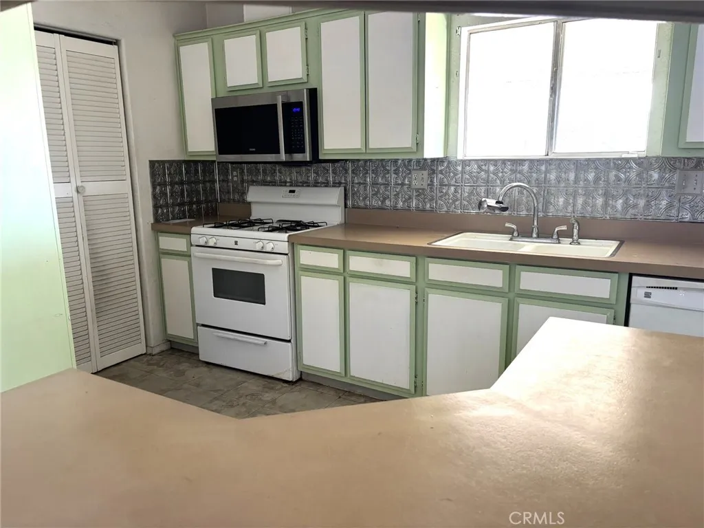 Additional image 11 of 20843 Waalew Rd Unit C4, Apple Valley, CA 92307