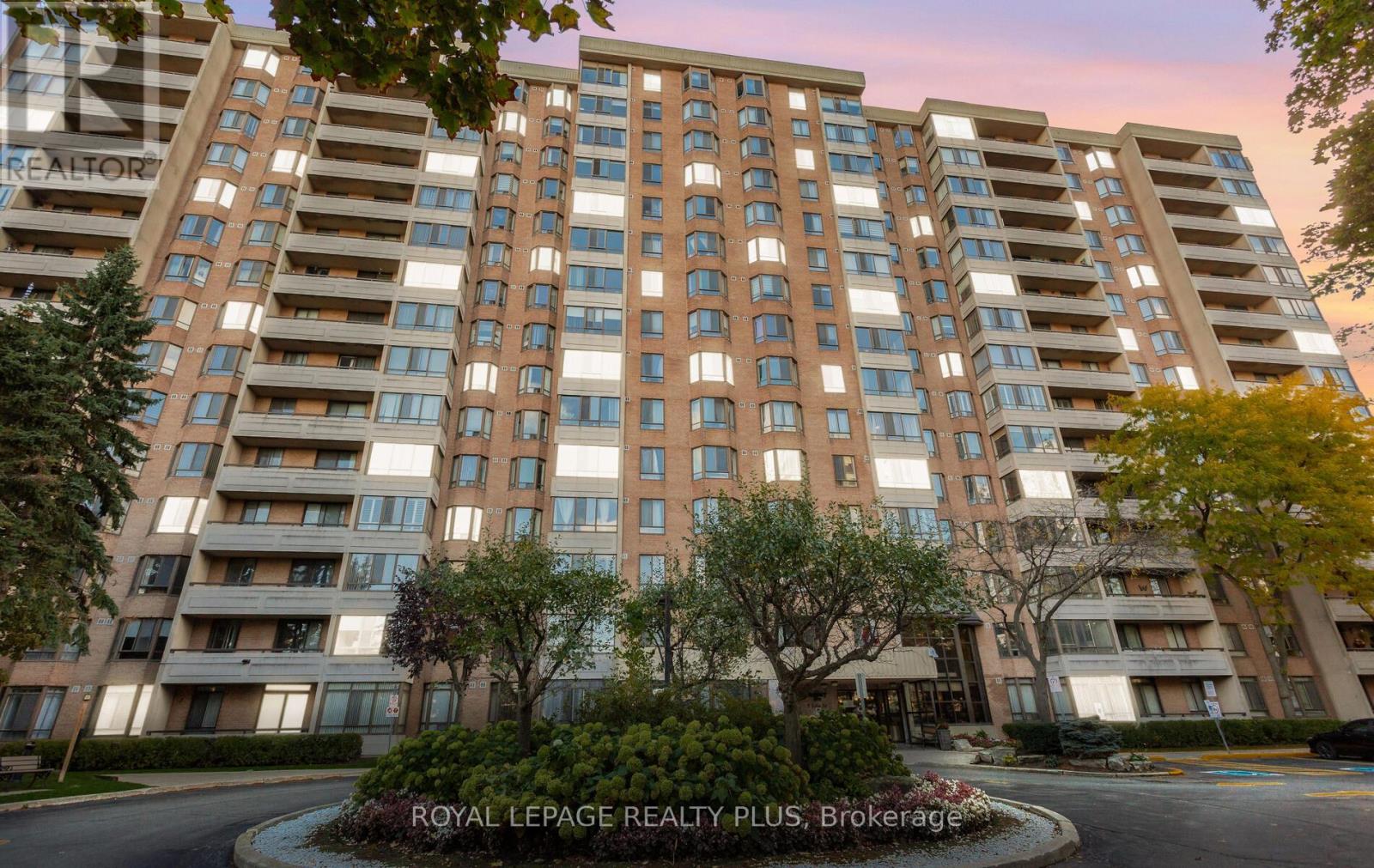 PH8 - 5 LISA STREET|Brampton (Queen Street Corridor), Ontario L6T4T4