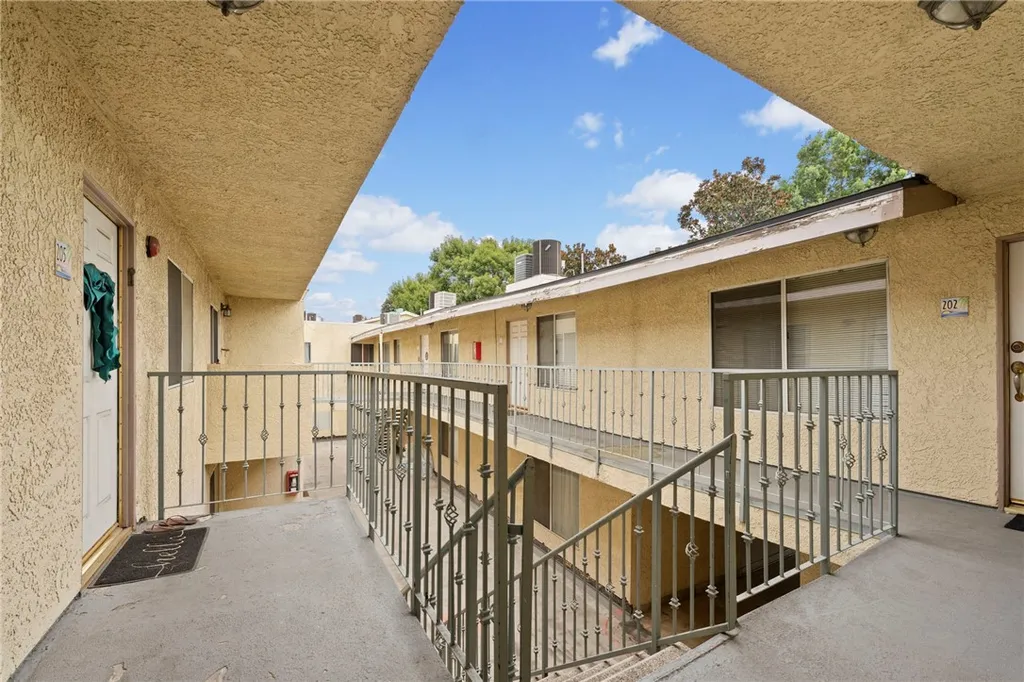 Additional image 2 of 7035 Woodley Unit 205, Van Nuys, CA 91406
