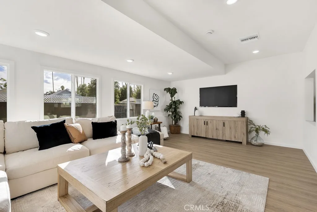 Additional image 4 of 17452 Cantlay Street, Lake Balboa, CA 91406