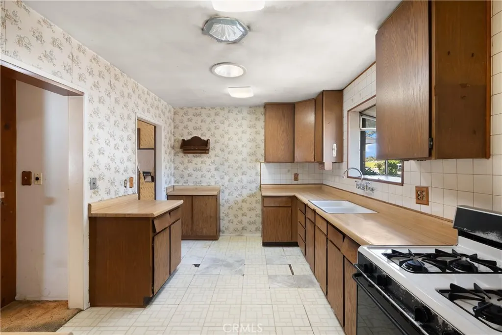 Additional image 56 of 18928 Victory Boulevard, Tarzana, CA 91335