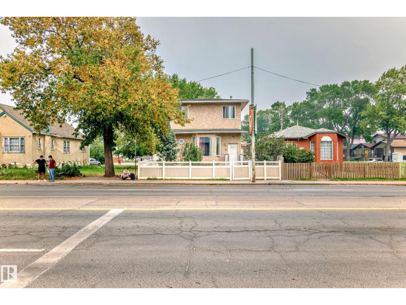 10711A 95 ST NW|Edmonton, Alberta T5H2C8