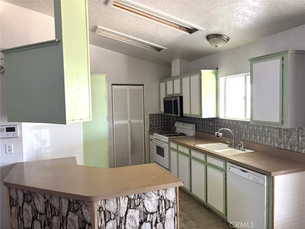 Additional image 49 of 20843 Waalew Rd Unit C4, Apple Valley, CA 92307