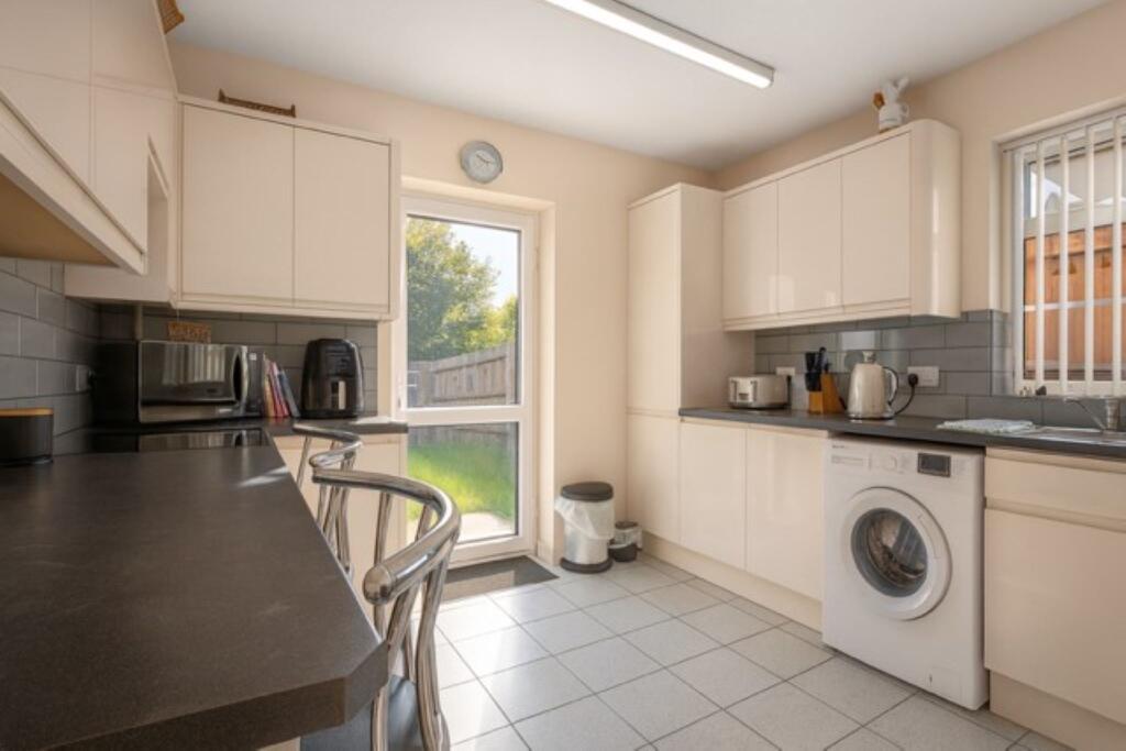 Additional image 4 of How Wood, Park Street, St. Albans