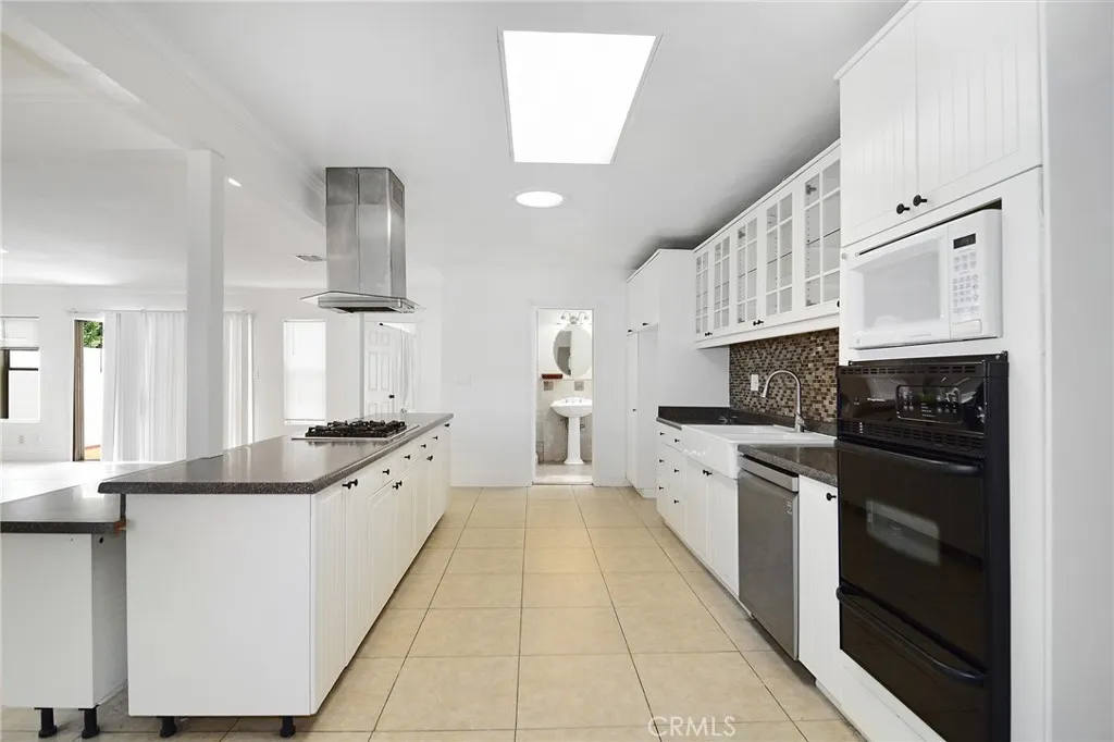 Additional image 10 of 19324 Victory Boulevard, Reseda, CA 91335