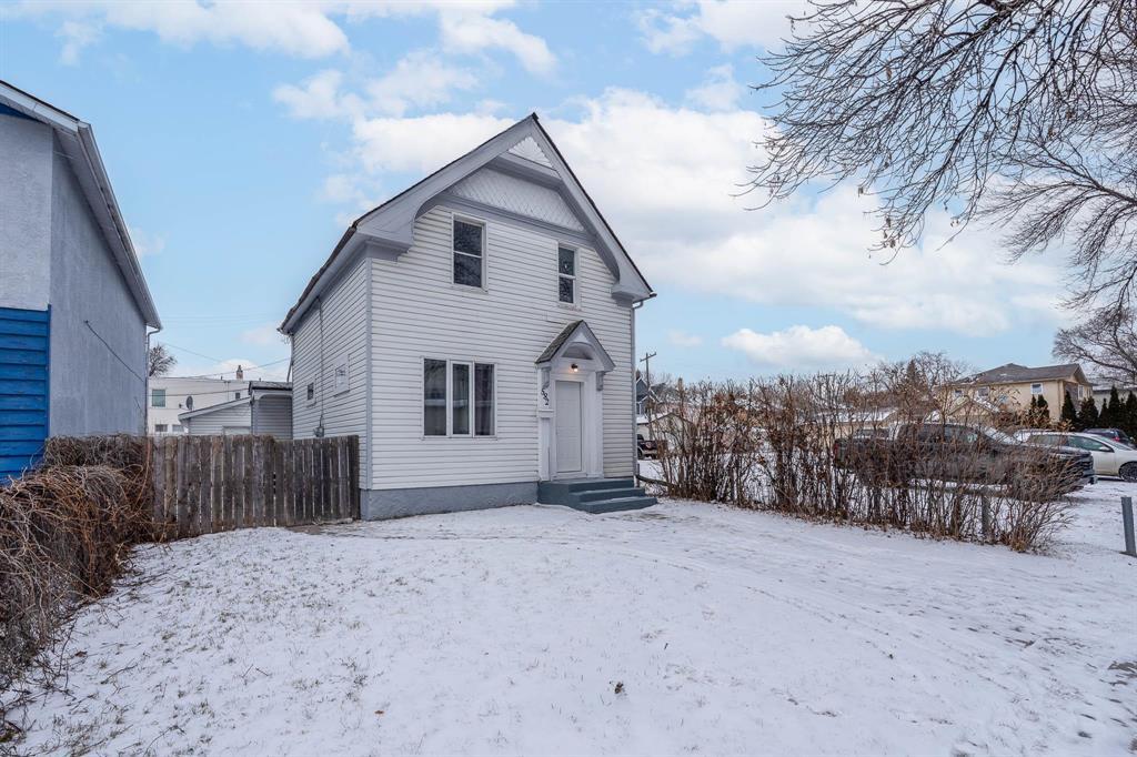 582 Burnell Street|Winnipeg, Manitoba R3G3B7
