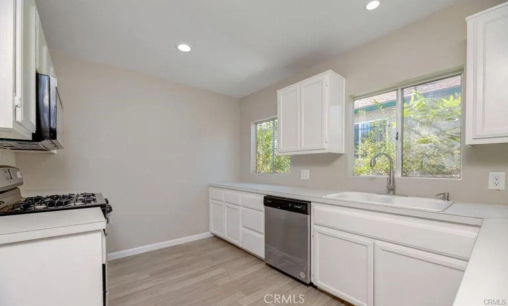 Additional image 23 of 542 W 105th Street, Los Angeles, CA 90044