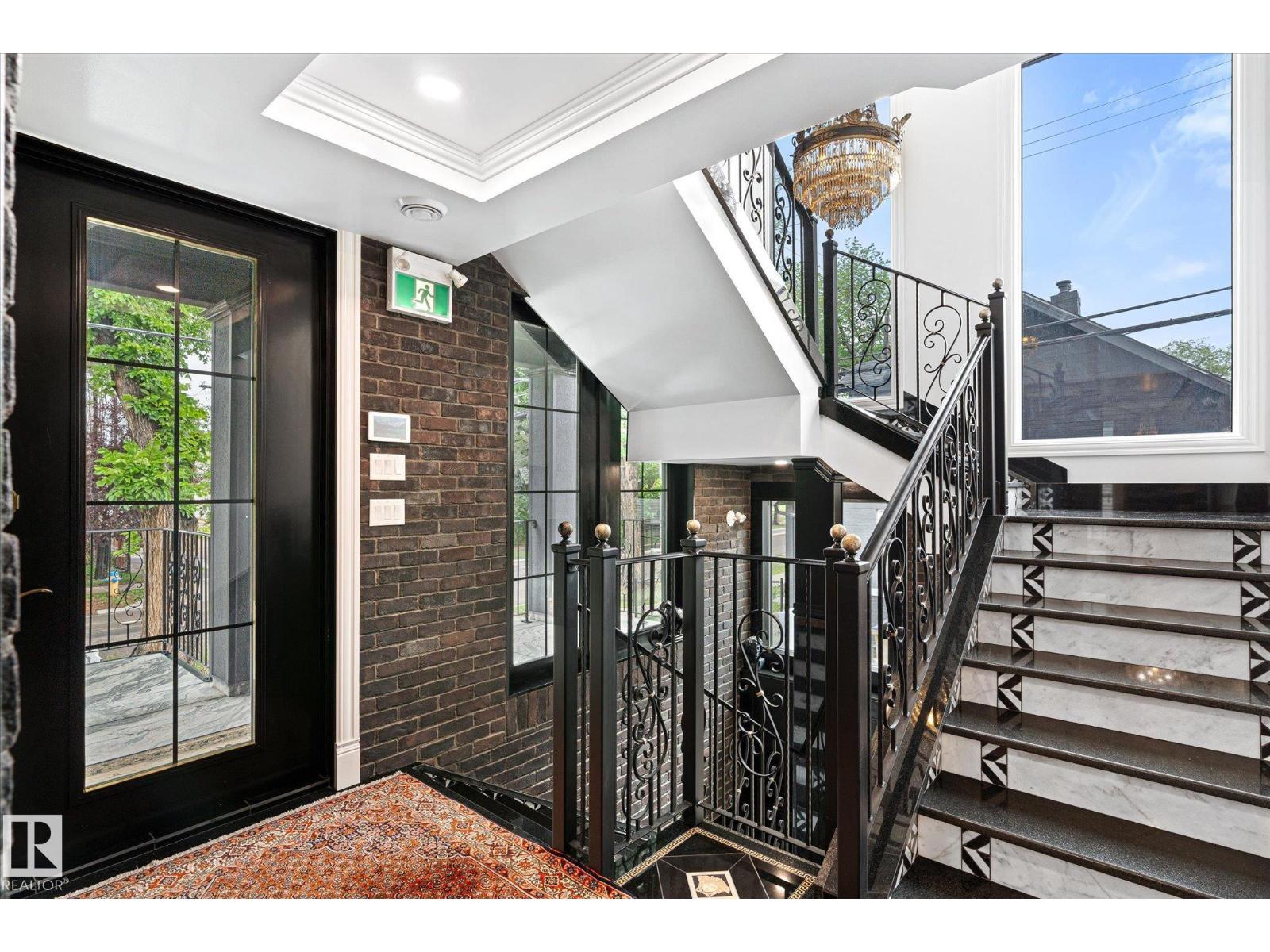 11833 102 AV NW|Edmonton, Alberta T5K0R6