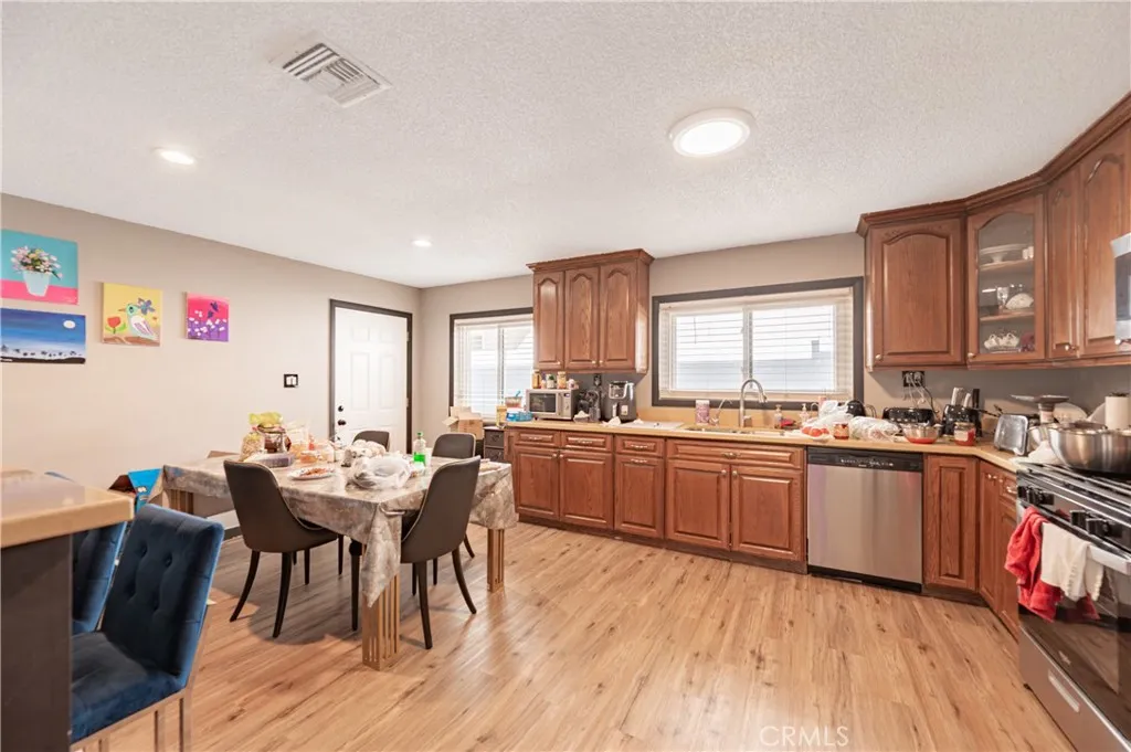 Additional image 27 of 16038 Hartland Street, Van Nuys, CA 91406