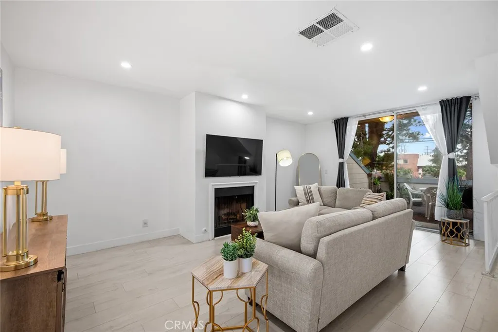 Additional image 4 of 9901 Independence Avenue Unit D, Chatsworth, CA 91311