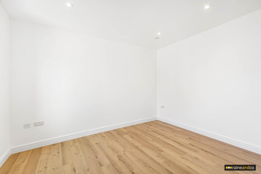 Additional image 20 of Bull Stag Green, Hatfield