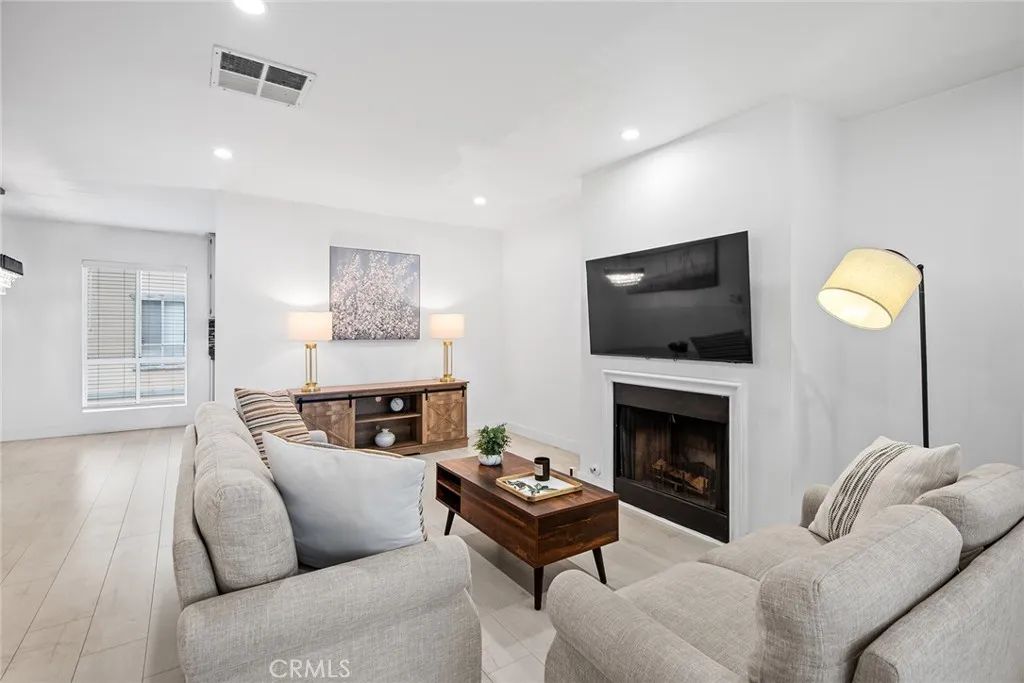 Additional image 3 of 9901 Independence Avenue Unit D, Chatsworth, CA 91311