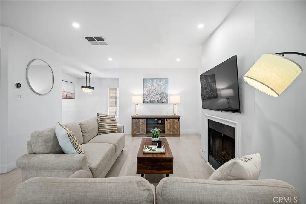 Additional image 6 of 9901 Independence Avenue Unit D, Chatsworth, CA 91311