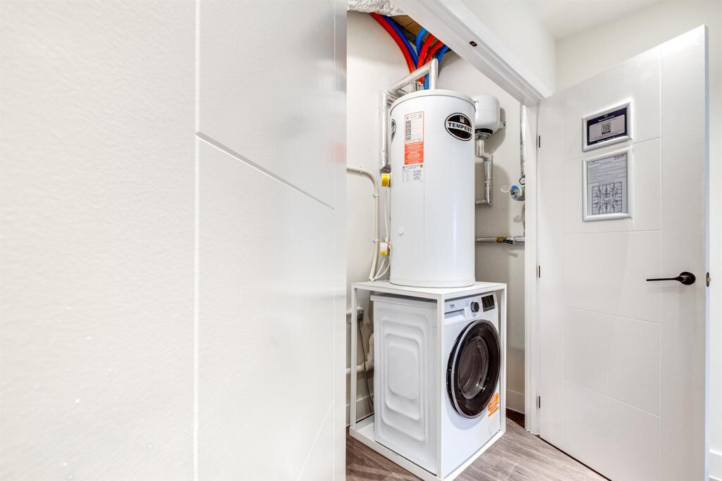 Additional image 15 of Belmont Wharf, Glasswater Locks, B4