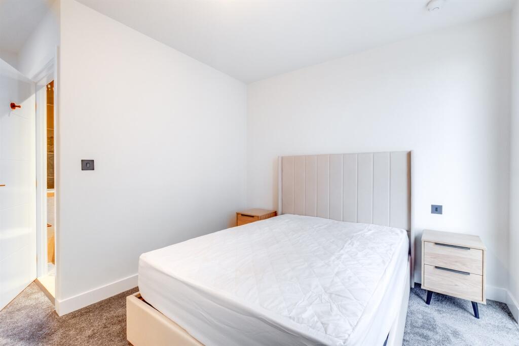 Additional image 10 of Belmont Wharf, Glasswater Locks, B4