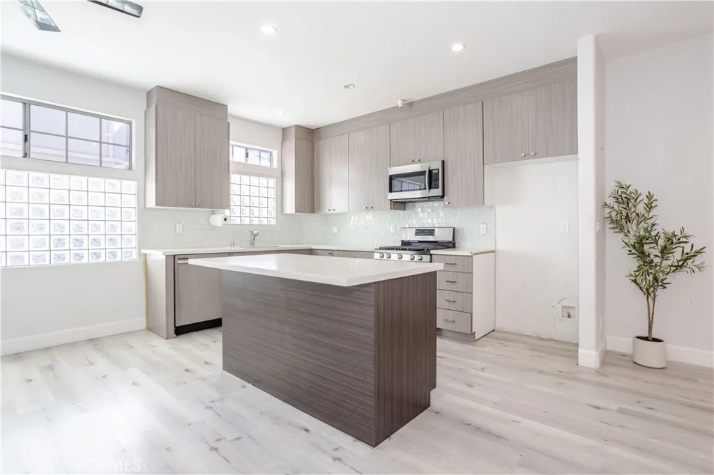 Additional image 29 of 18347 Saticoy Unit 28, Reseda, CA 91335