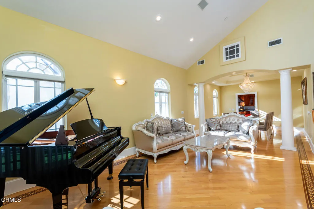 Additional image 11 of 1075 E Tujunga Avenue, Burbank, CA 91501