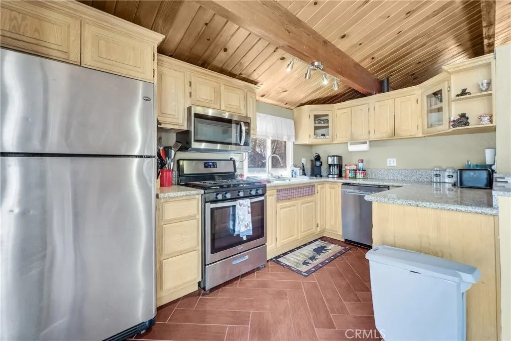 Additional image 17 of 404 Leonard Ln, Sugarloaf, CA 92386