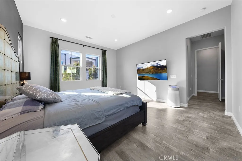 Additional image 34 of 115 Frame, Irvine, CA 92618