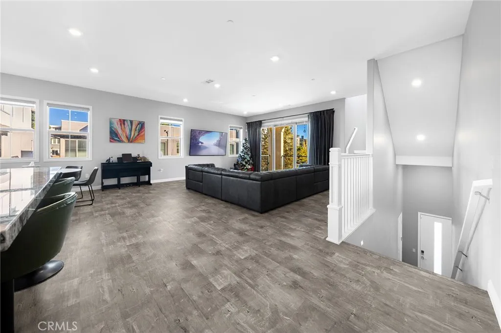 Additional image 17 of 115 Frame, Irvine, CA 92618