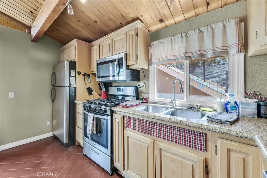 Additional image 18 of 404 Leonard Ln, Sugarloaf, CA 92386