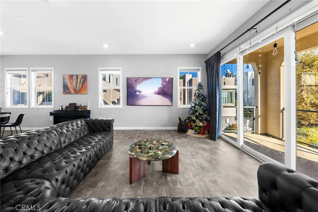 Additional image 21 of 115 Frame, Irvine, CA 92618